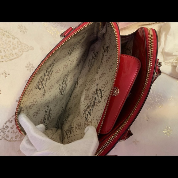 🔥HOST PICK🔥 guess limited edition 2 way bag - Picture 9 of 16